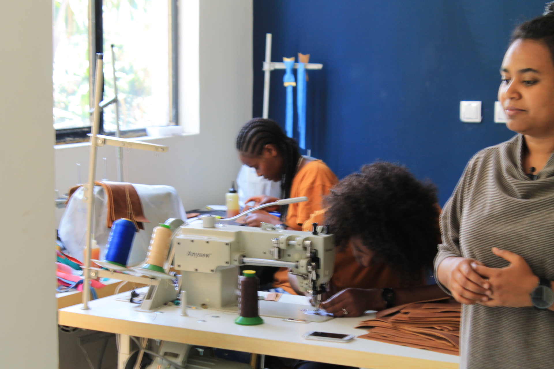 Lavoratori di una delle imprese di Addis Abeba sostenute dal progetto.